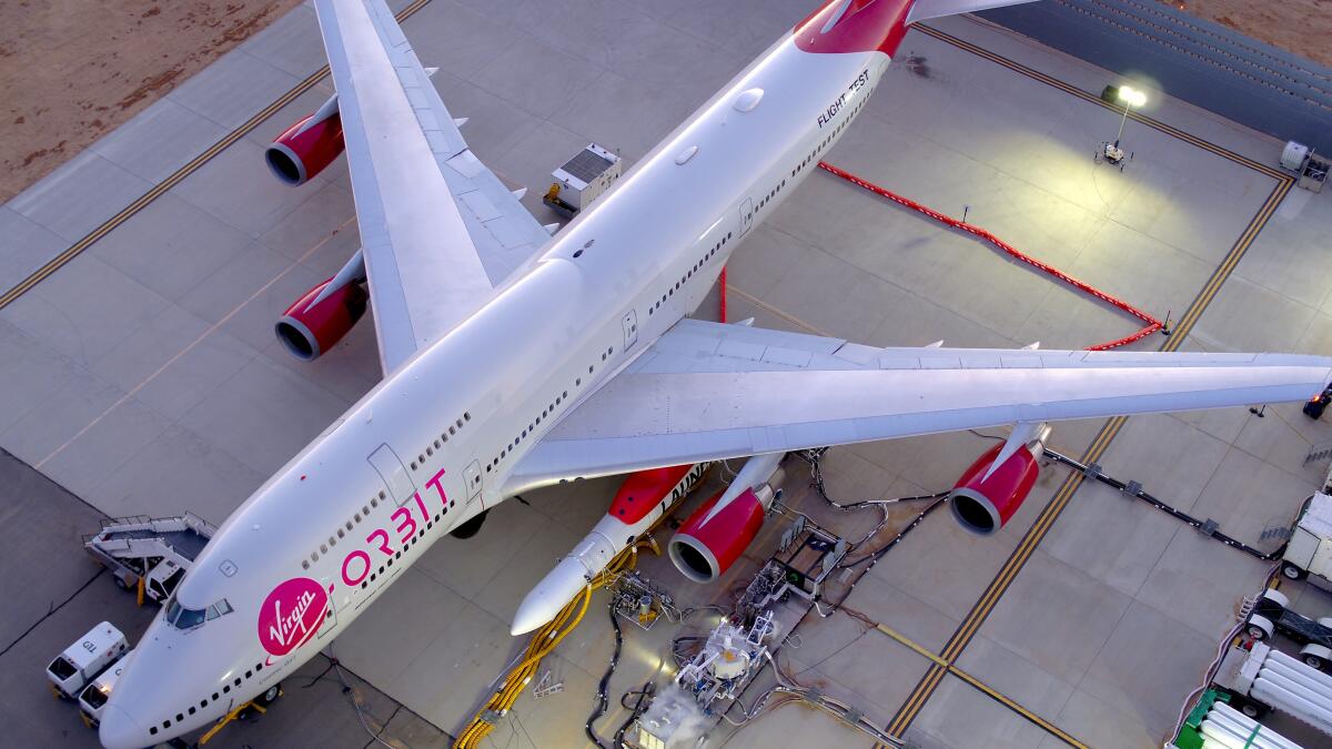 Virgin Orbit riesce nella prima messa in orbita di satelliti - Preparazione della Cosmic Girl e di Launcher One al Mojave Air and Space Port. Crediti: Virgin Orbit.