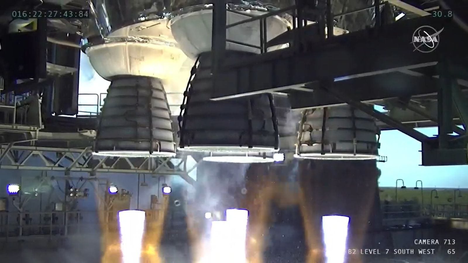 I quattro RS-25 a pieno regime durante il test. Credits: NASA