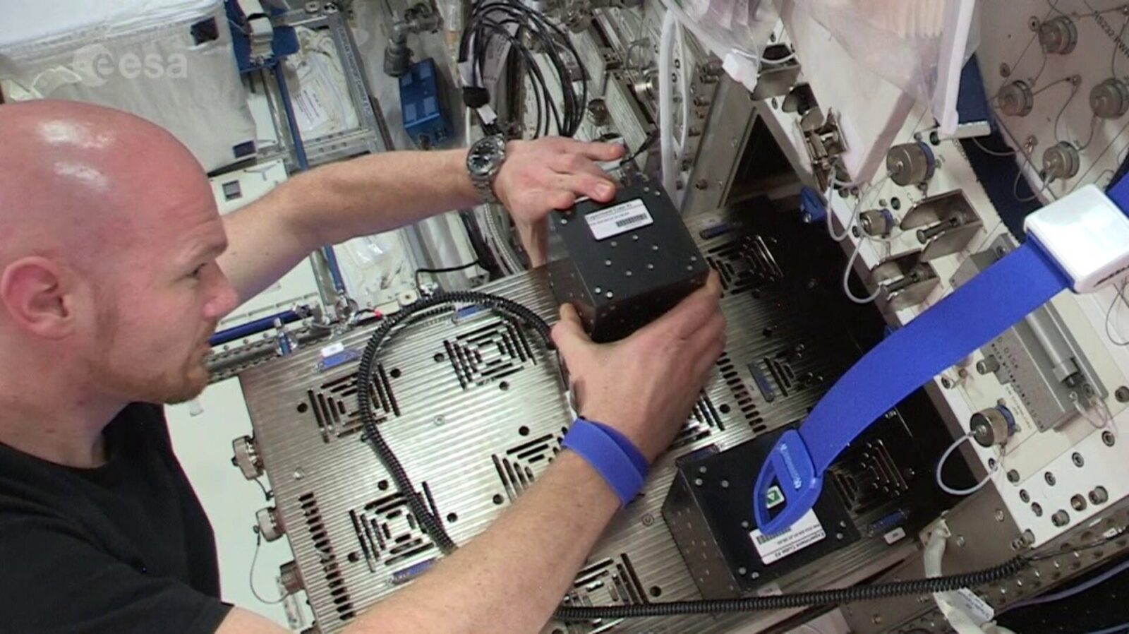 Astronauta che installa l'ICE Cubes