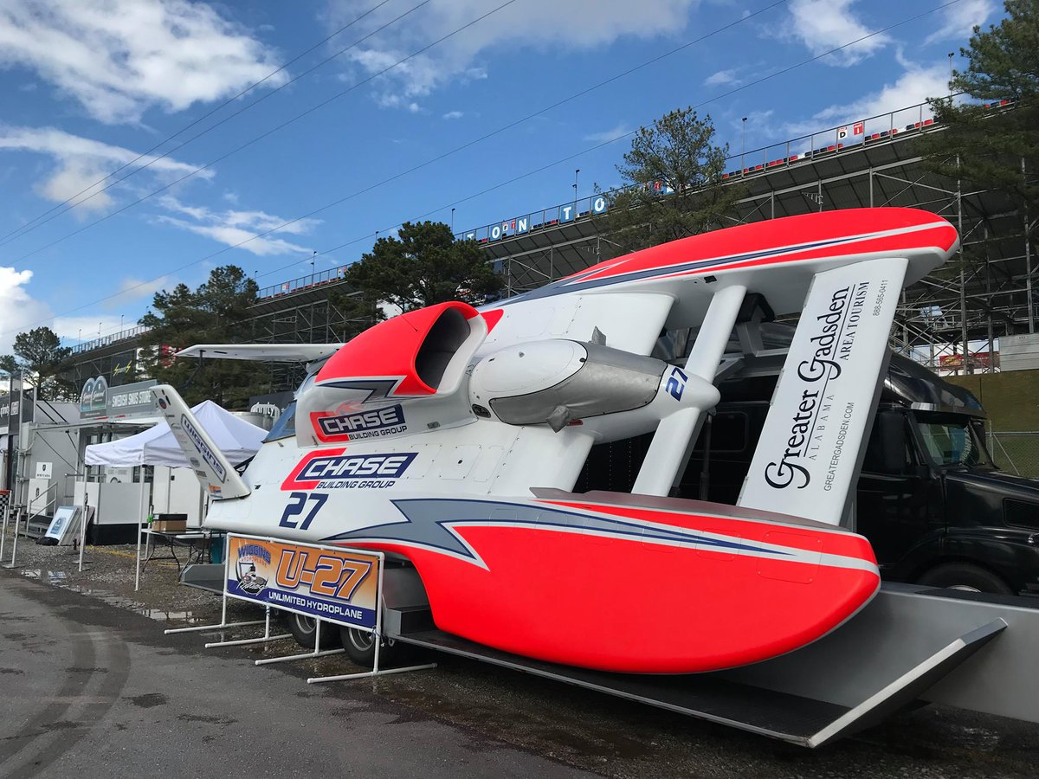 Un H1 unlimited sul suo rimorchio, si noti la superficie aerodinamica di controllo anteriore (dove si trova lo sponsor). Fonte: Twitter, account H1 Unlimited Hydroplanes