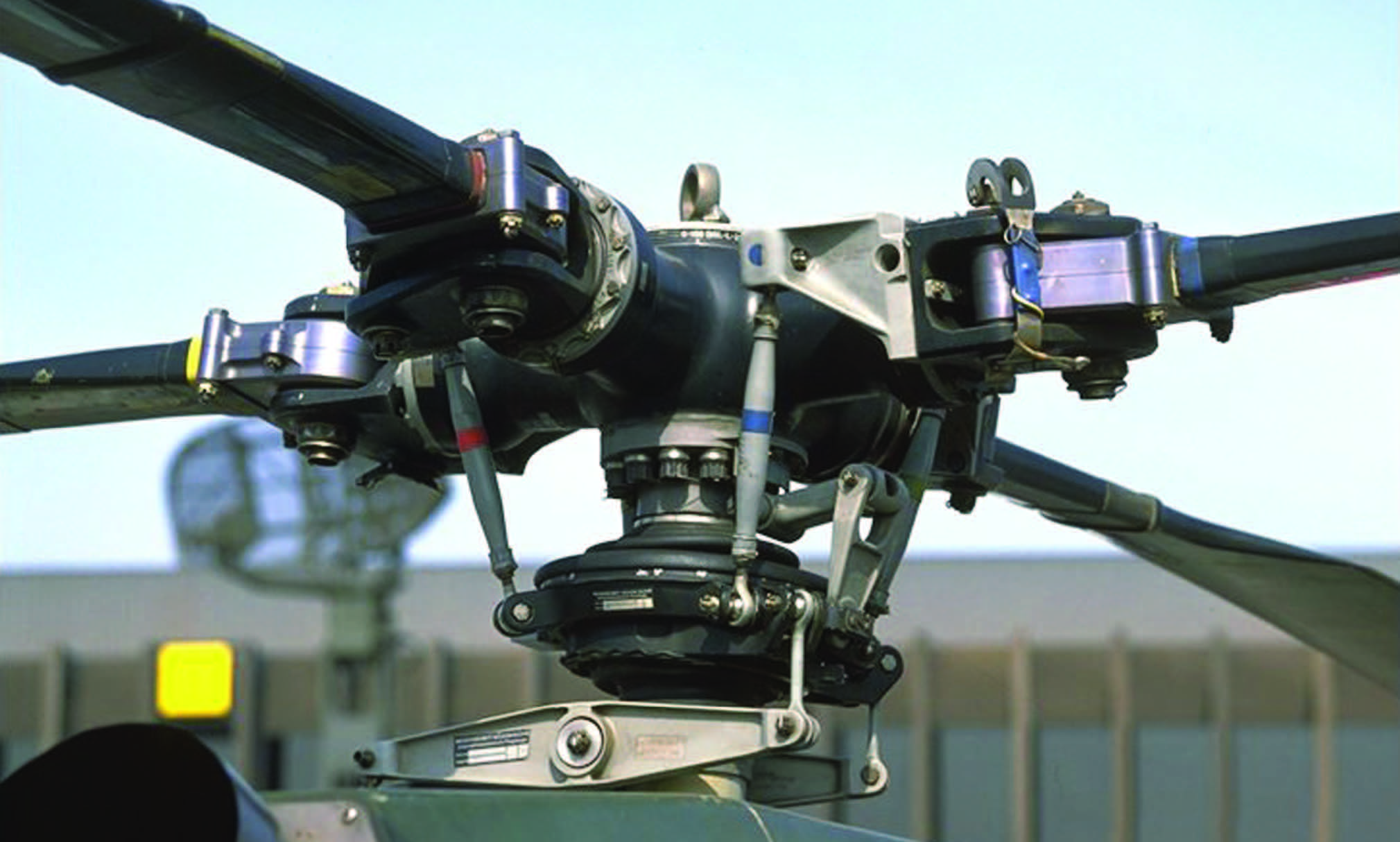 Esempio di elicottero con rotore rigido. Crediti: Helycopter Flying Handbook, Federal Aviation Administration.