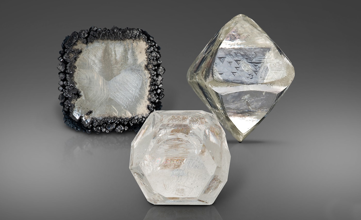 Diamante prodotto tramite CVD a sinistra, prodotto tramite HPHT al centro e diamante naturale a destra. Credits: GIA