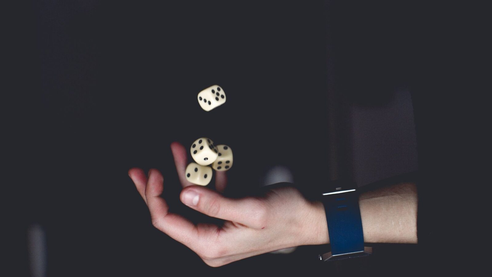 L'entropia associata al lancio di un dado dipende dalla probabilità associata a ciascun evento. Più aumenta la probabilità che esca uno dei sei numeri, minore sarà l'entropia.