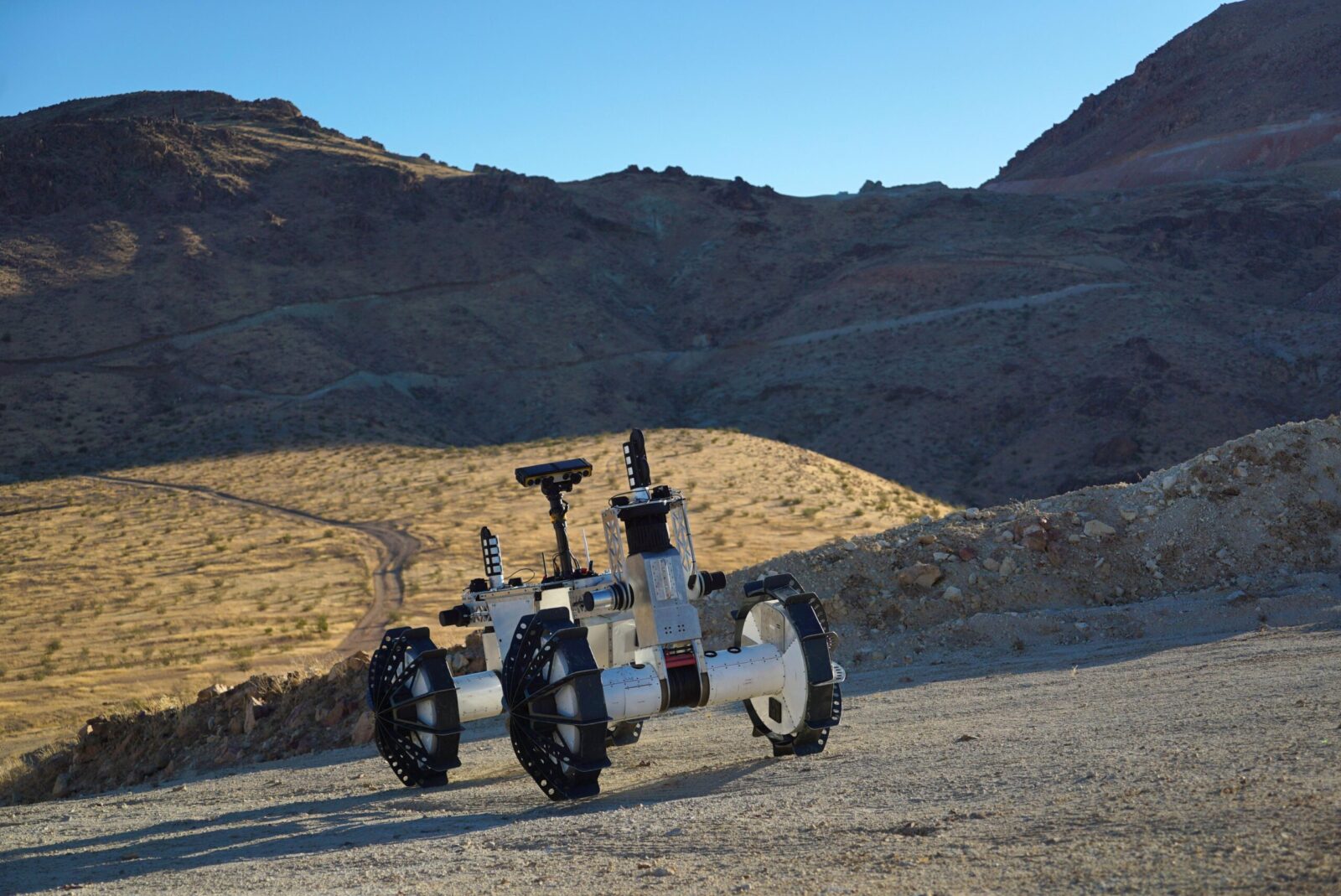 DuAxel durante il test nel deserto del Mojave. Credits: NASA/JPL-Caltech/J.D. Gammell