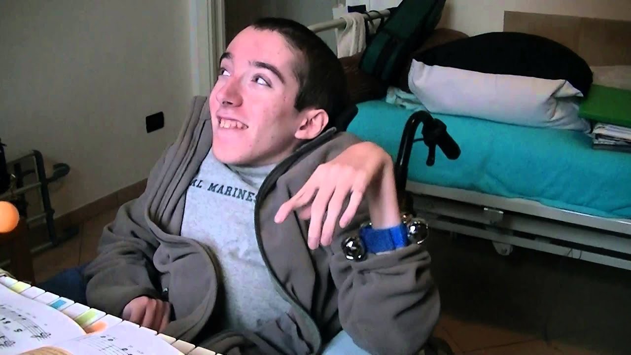 Davide, affetto da leucodistrofia - Dottor Musica : Davide (leucodistrofia) e la ritmica - youtube.com