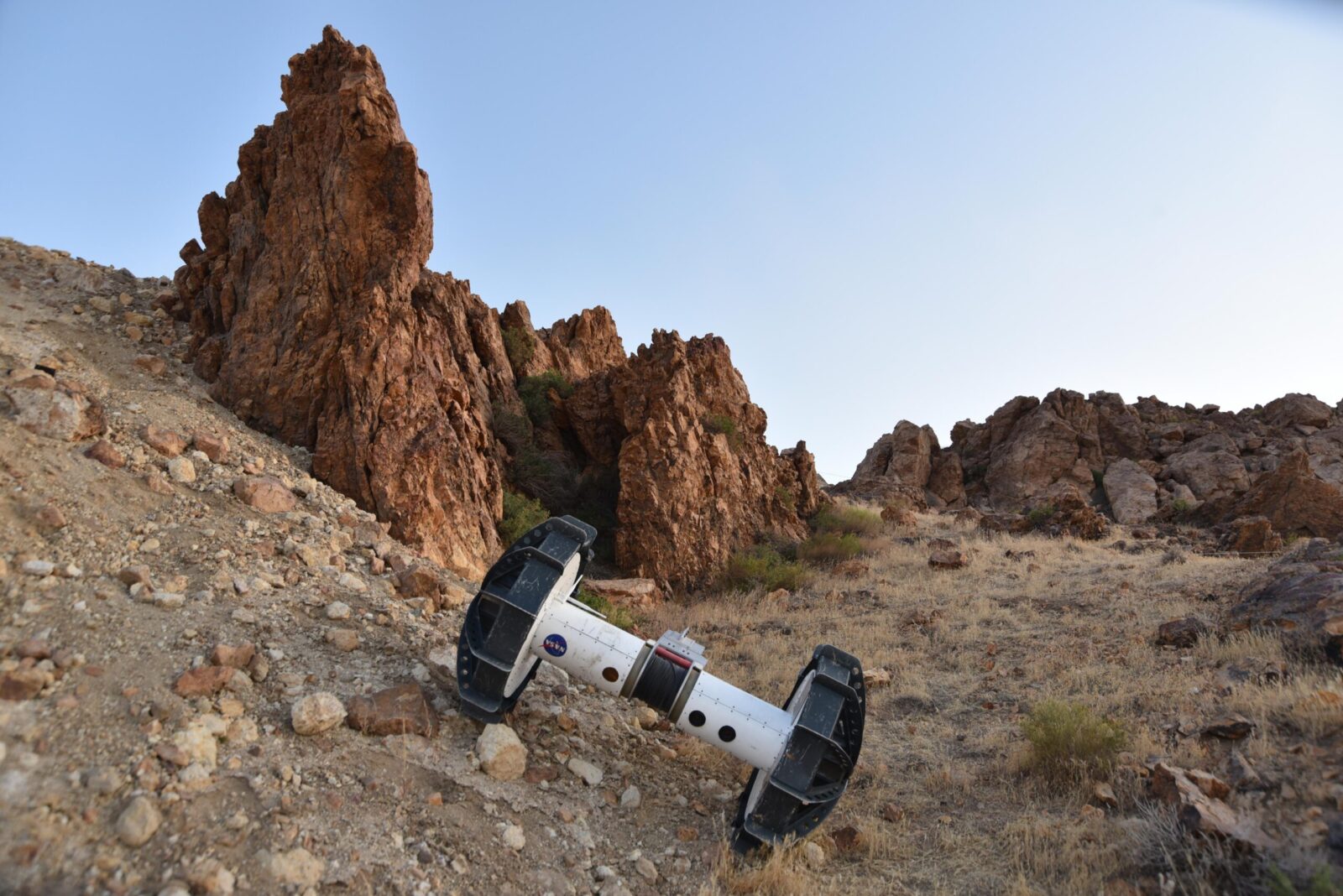 Axel può affrontare terreni con asperità, ostacoli e pendenze significative, inimmaginabili per i rover attualmente in uso. Credits: NASA/JPL-Caltech/J.D. Gammell