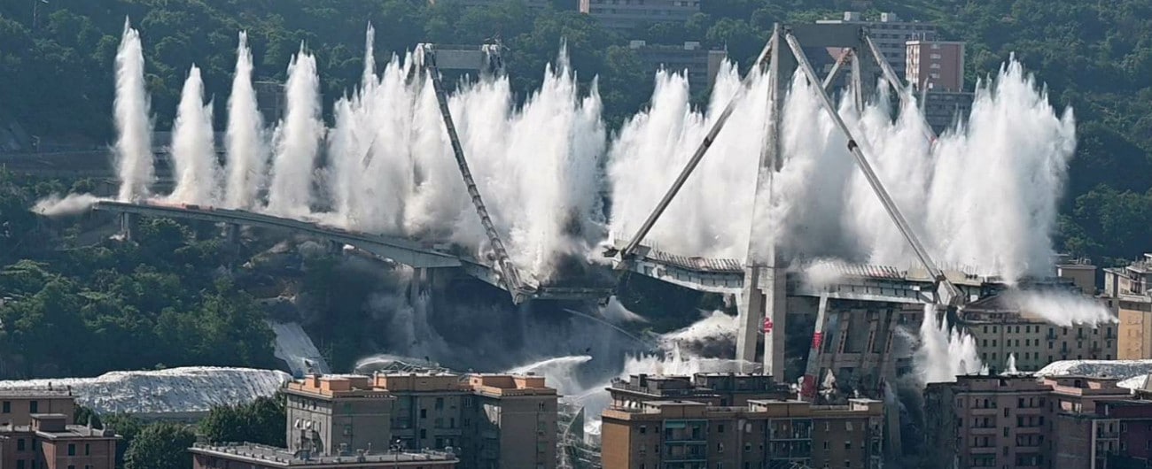 La demolizione del Ponte Morandi è avvenuta tramite l’uso di 650 chili di dinamite e 30 chili di Semtex, che hanno reso possibile l’implosione delle pile 10 e 11: un vero e proprio arsenale militare in grado di aprire una breccia nella durezza del calcest