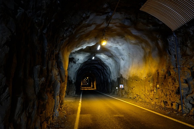 Uno dei primi tunnel non sottomarini realizzati nell'arcipelago delle Faroe - maritime-executive.com