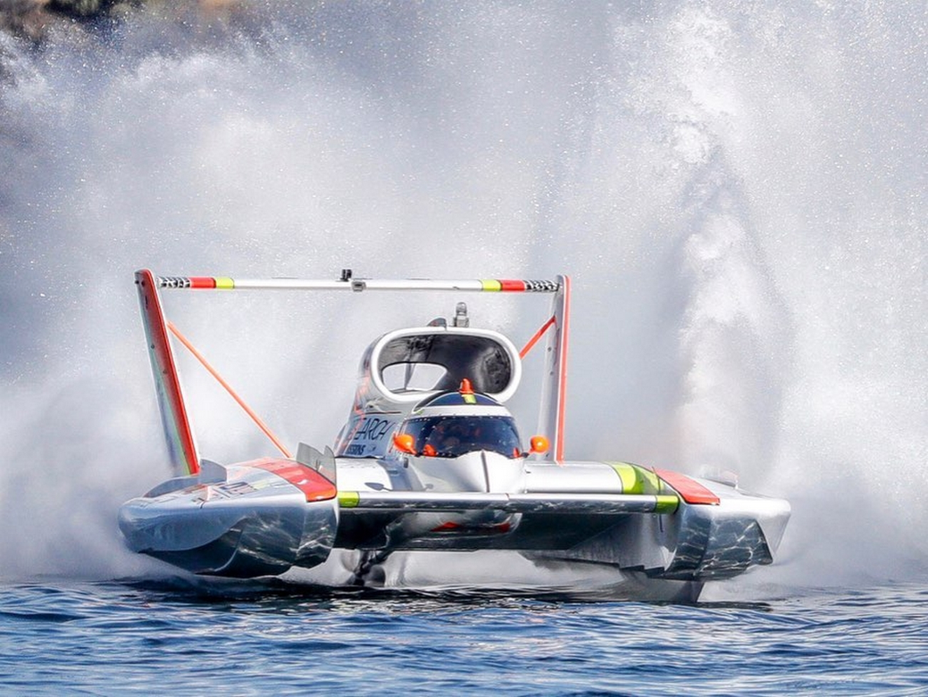 In questa foto si notano i tre punti in cui l’imbarcazione tocca l’acqua (si nota anche lo skidfin). Fonte: Powerboat racing world