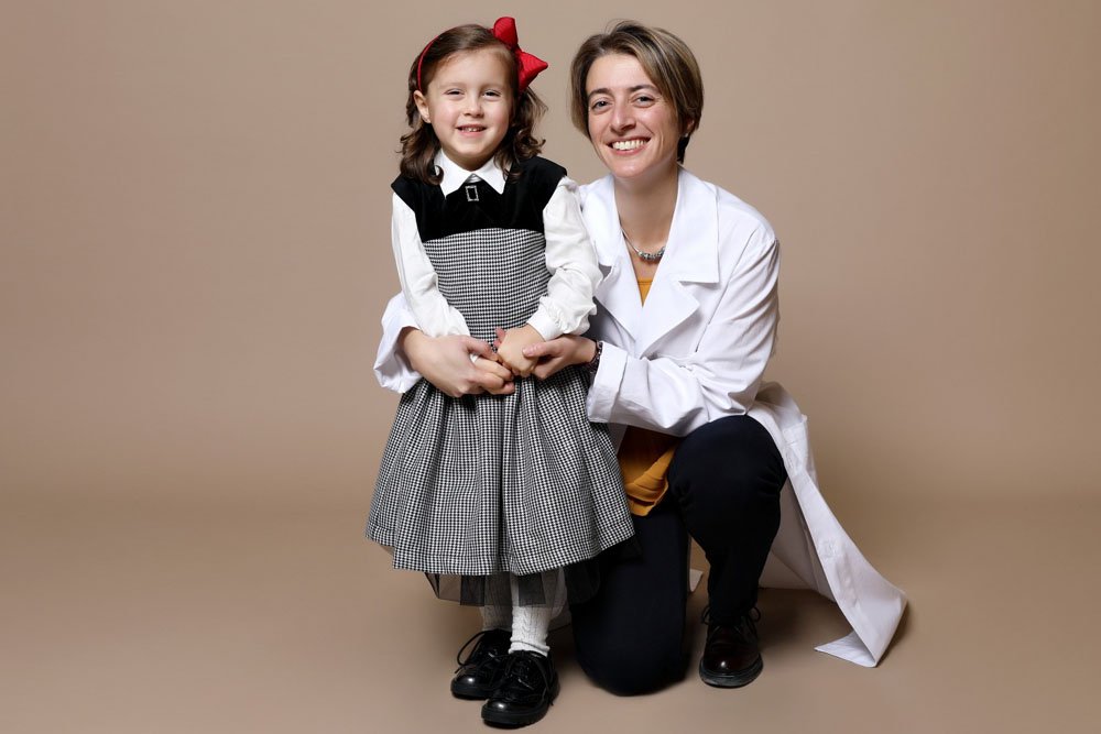 GIORGIA, UNA BIMBA CON LEUCODISTROFIA METACROMATICA CON LA RICERCATRICE FRANCESCA FUMAGALLI - Telethon.it