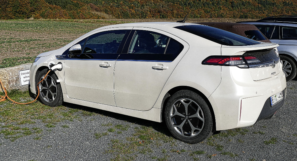 Una Opel Ampera, auto elettrica a batterie del gruppo GM