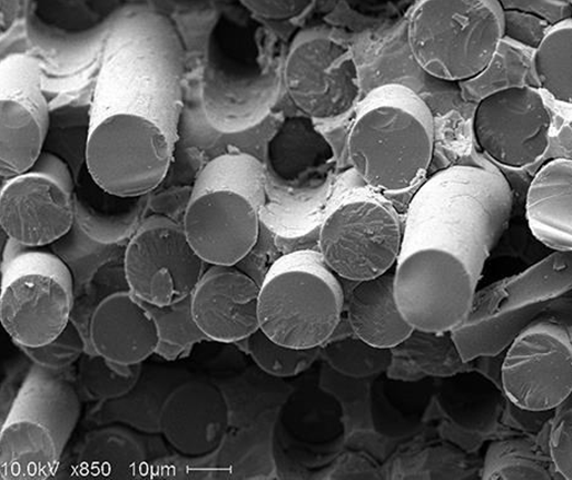 Immagine al microscopio a scansione elettronica (SEM) del meccanismo di fiber pullout in un CMC SiC-SiC. Da notare che le fibre sono all’incirca 7-8 volte più sottili di un capello. Fonte: CompositesWorld