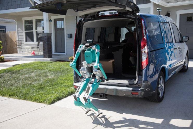 Digit di Agility Robotics, dopo aver effettuato la consegna, si appresta a riprendere il suo posto all’interno del furgone Ford a guida autonoma. Fonte: Ford