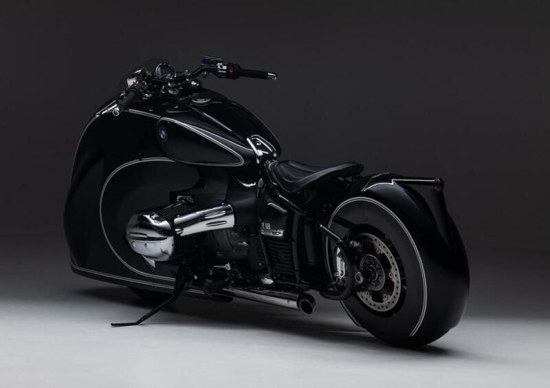 La BMW R18 ideata da Kingston Custom, con la carenatura ben visibile e gli pneumatici coperti dalla "carrozzeria"