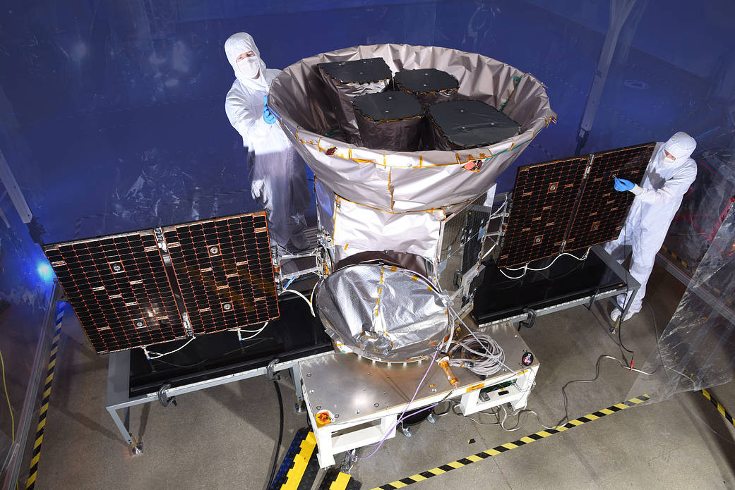 Fase preparatoria di TESS, cacciatore di esopianeti. Crediti: NASA.