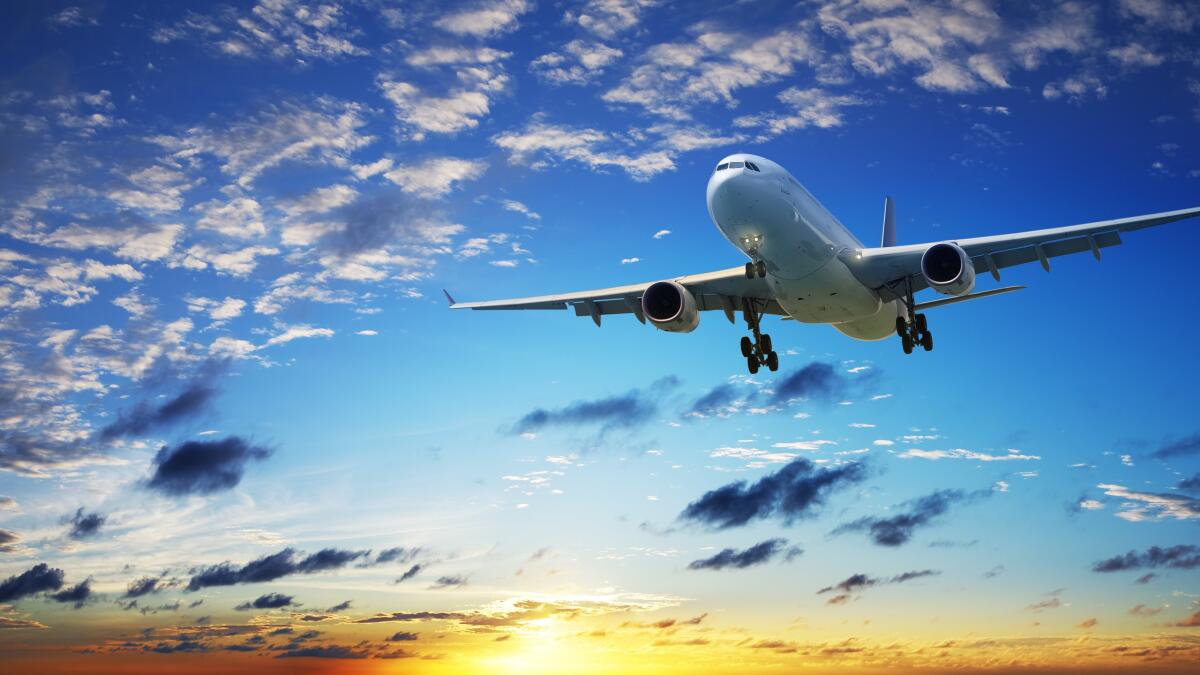 Guasto al motore di un Boeing 777: piovono pezzi di aereo dal cielo - 