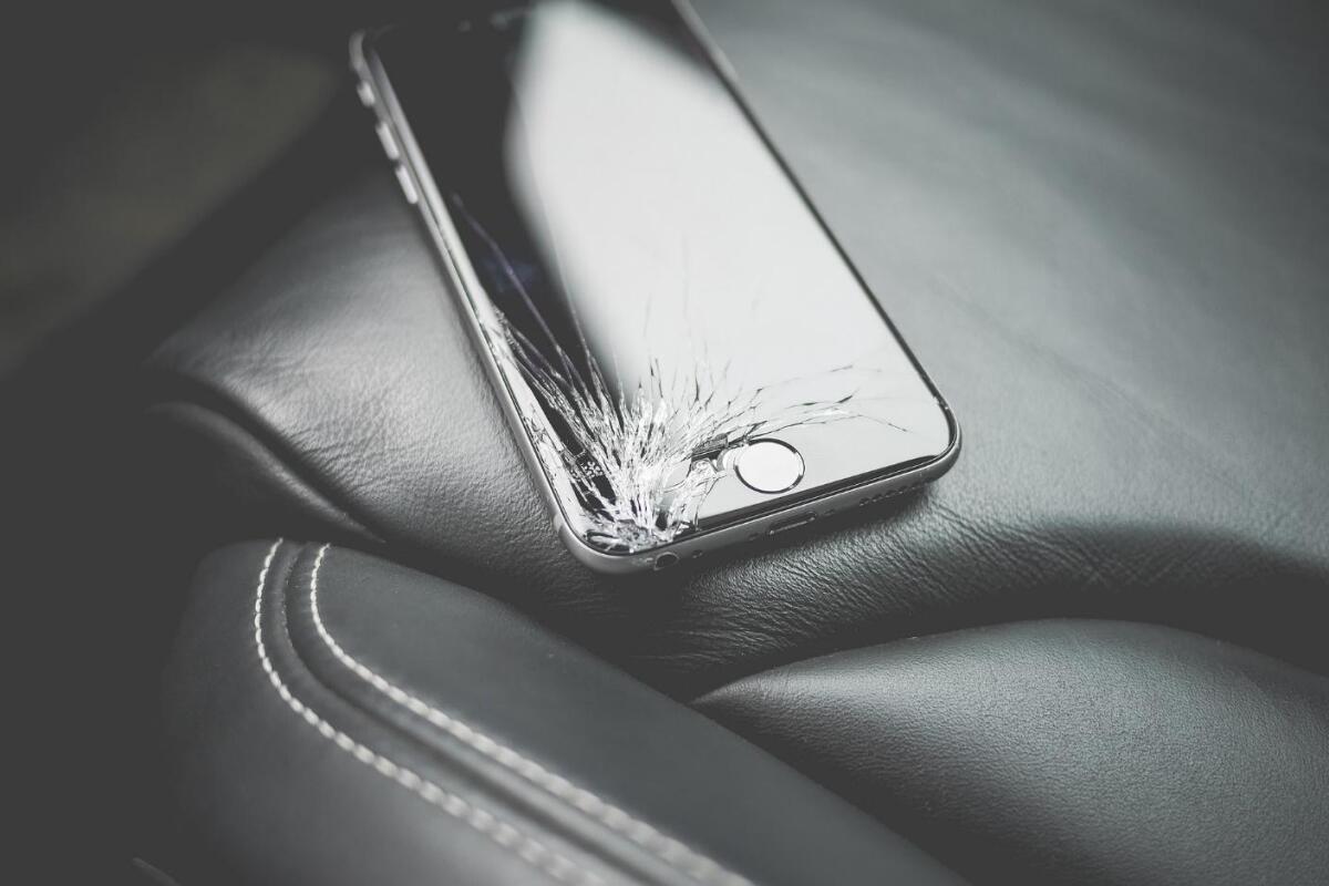Vetro per smartphone:  l’ingegneria incontra un materiale “tradizionale” - Vetro per smartphone e durabilità