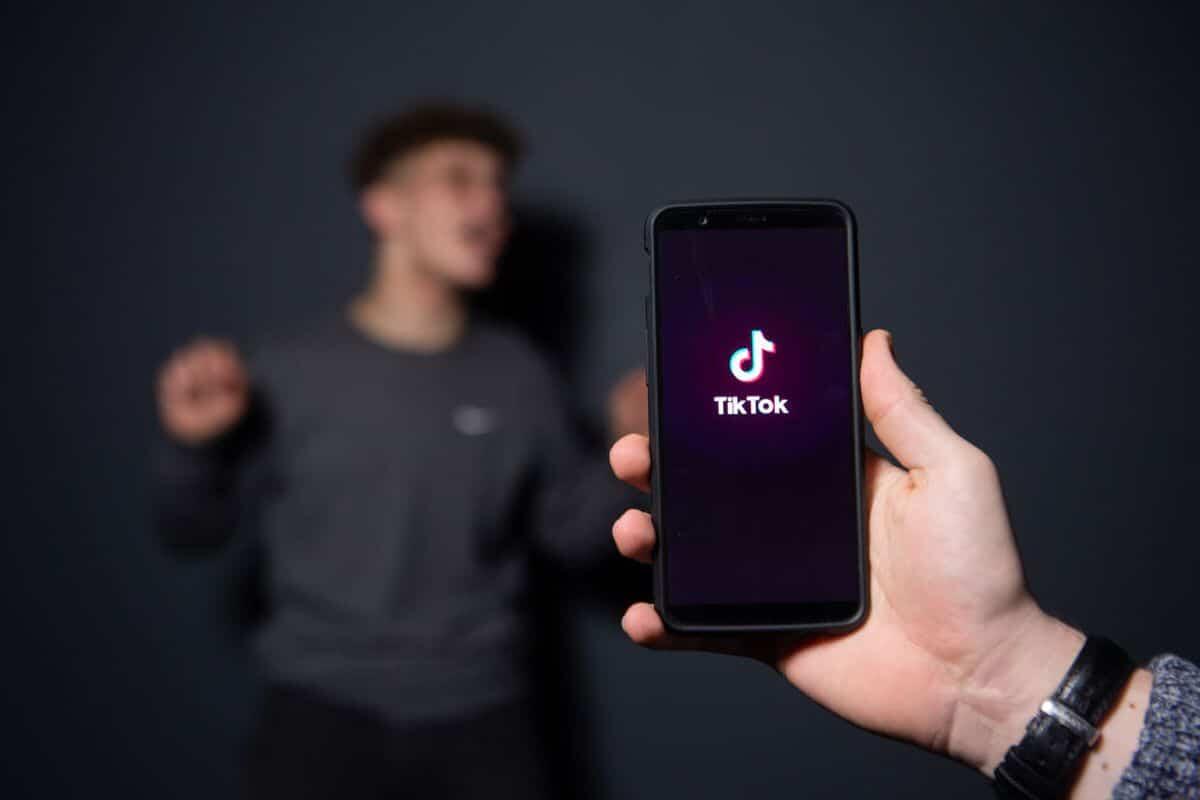 TikTok le novità introdotte per il controllo di identità dei minori - 