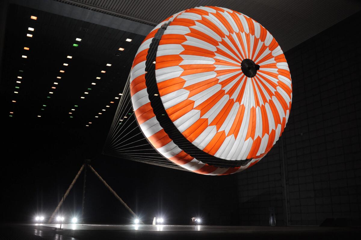Dare Mighty Things, il messaggio criptato nel paracadute di Perseverance - Il paracadute di Perseverance durante una fase di testing. Crediti: NASA/JPL