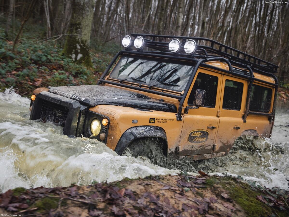 Land Rover Defender Works V8 Trophy: 25 esemplari in onore del leggendario off-road - Land Rover Defender Works V8 Trophy: 25 esemplari in onore del leggendario off-road