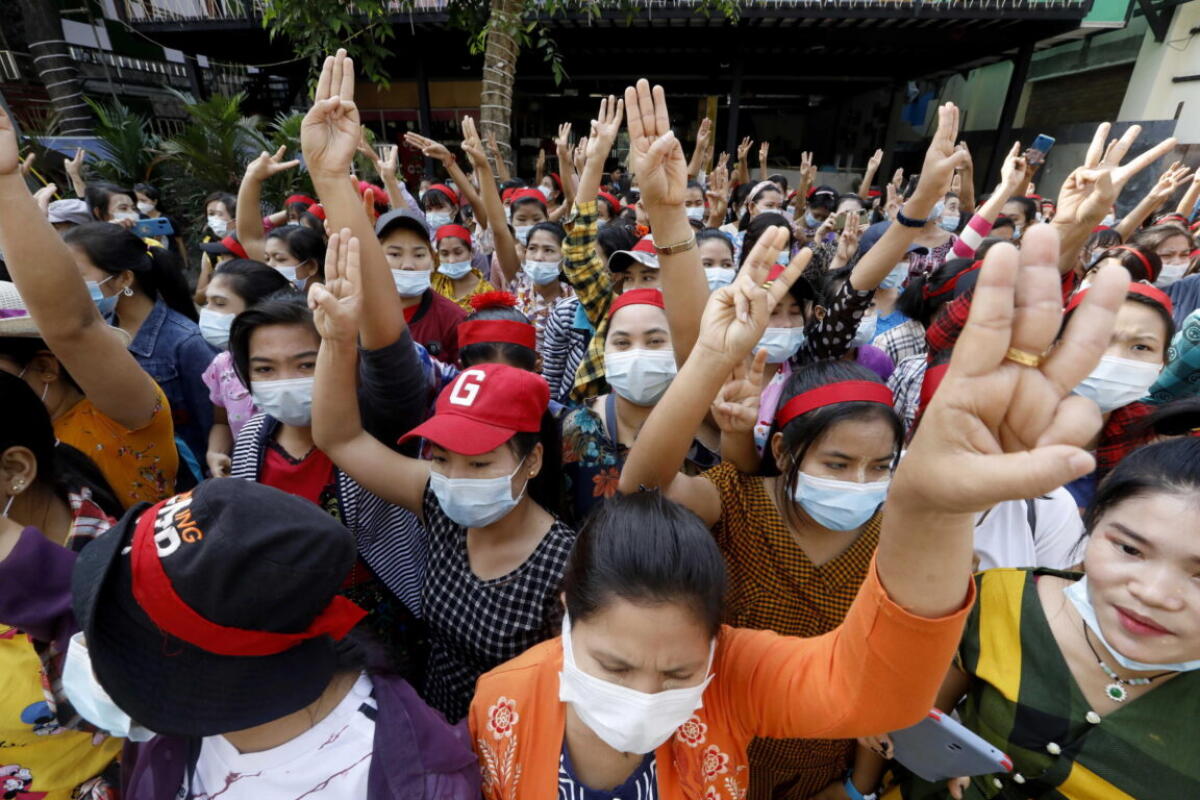 Myanmar: ancora manifestazioni mentre l'esercito risponde con un black out - 