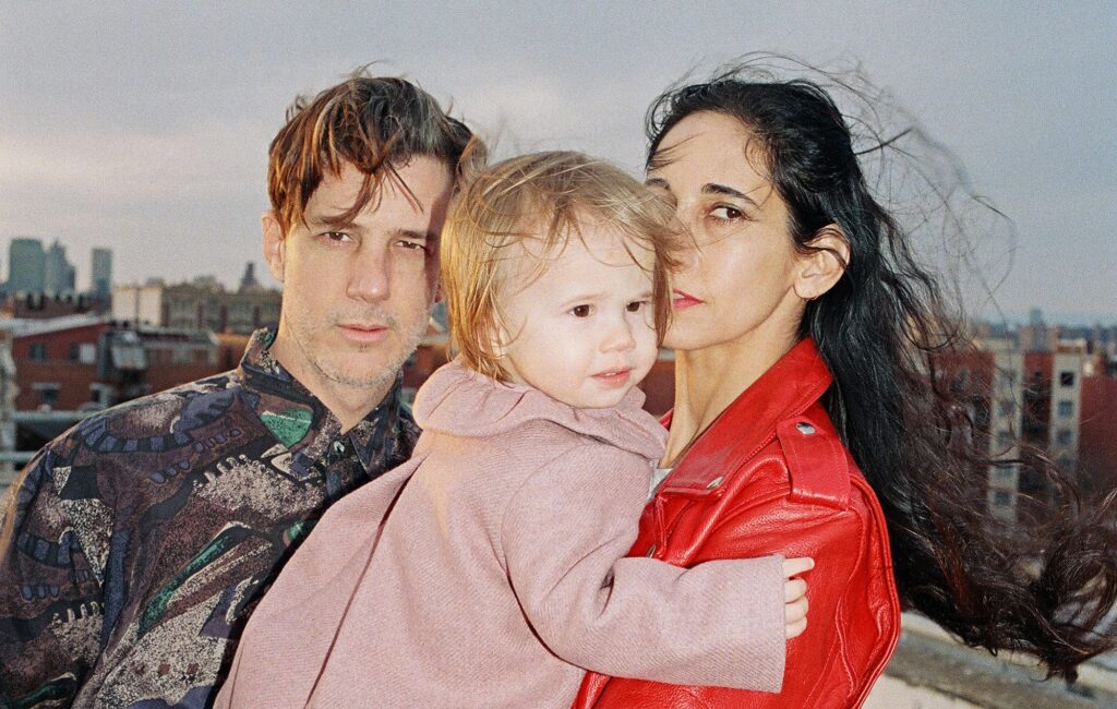 Luca Yupanqui con i genitori. La bambina ha "registrato" l'album "Sounds of the Unborn" quando era ancora un feto. Credits: NME