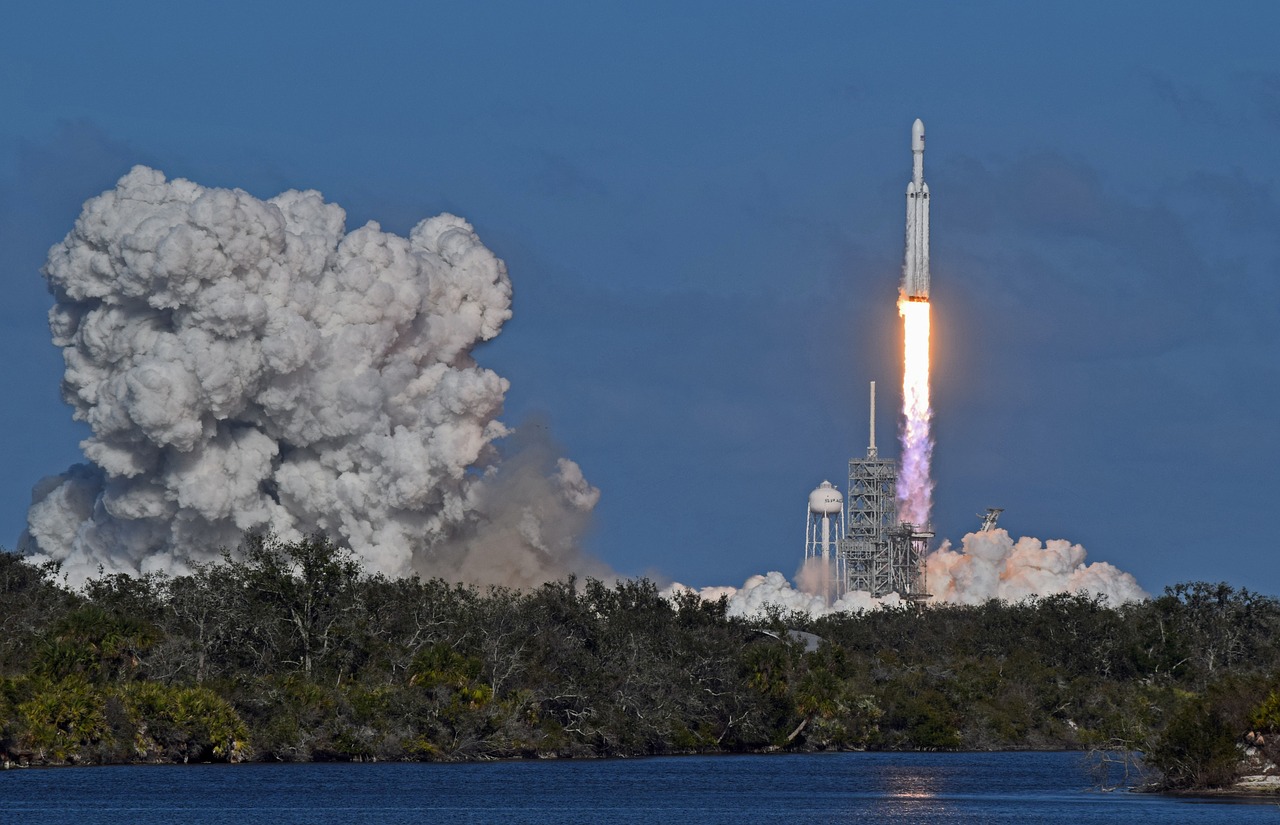 Decollo del Falcon Heavy della SpaceX.