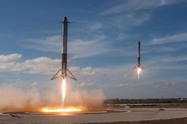 Vettori Falcon9 SpaceX. La compagnia sarà incaricata nel lancio dei 2 moduli per il Lunar Gateway. Crediti: SpaceX.