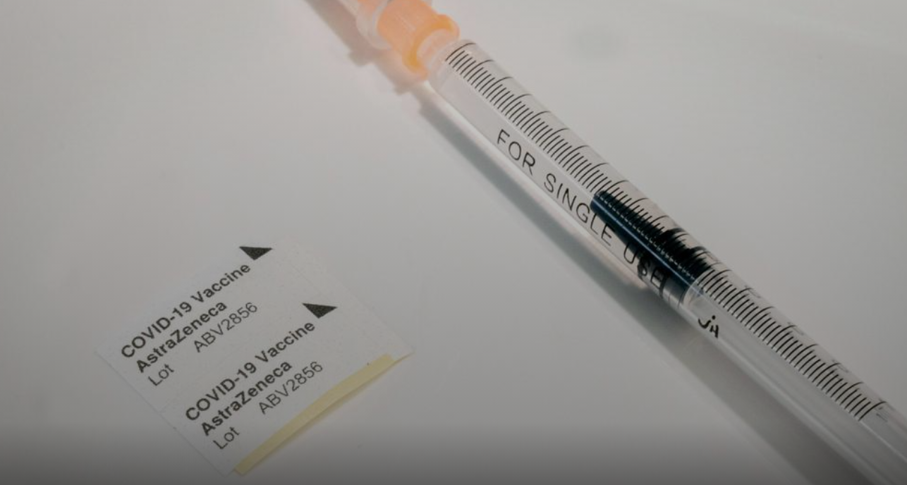 Una siringa per il vaccino COVID-19 di AstraZeneca è immortalata durante l'apertura di un centro di vaccinazione nell'ex aeroporto Tegel TXL di Berlino, Germania, il 10 febbraio 2021 Kay Nietfeld / Pool tramite REUTERS