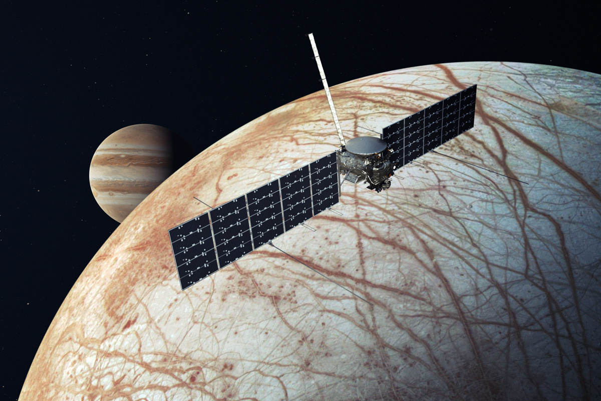 Rendering della sonda Europa Clipper durante un flyby del satellite Europa. Credits: NASA/JPL-Caltech