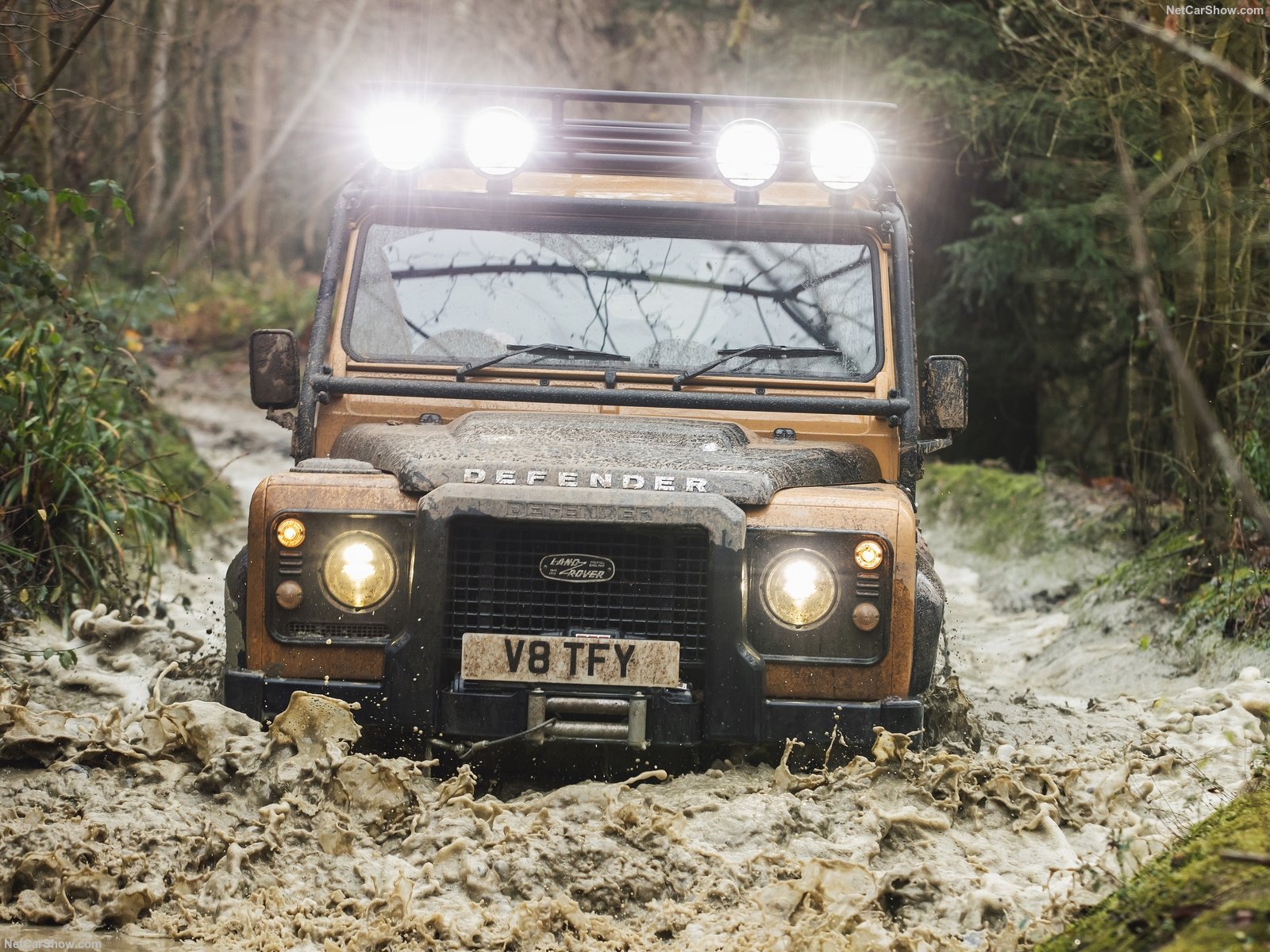 Land Rover Defender Works V8 Trophy alle prese con il fango