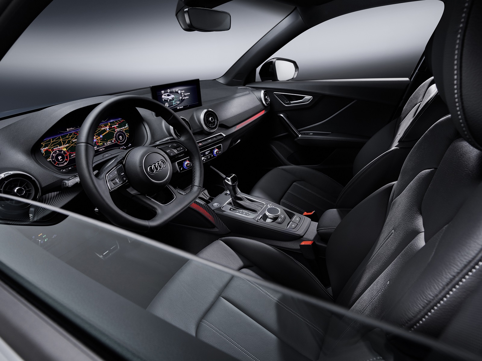 Gli interni della Q2 2021. In foto si possono vedere il quadro strumenti e il sistema infotainment