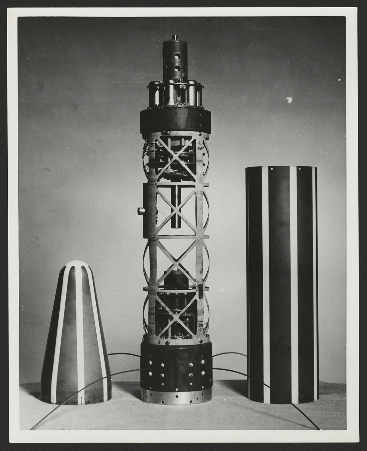 La strumentazione scientifica dell'Explorer 1 e l'involucro con la caratteristica colorazione a strisce. Credit: James A. Van Allen Papers, the University of Iowa Libraries