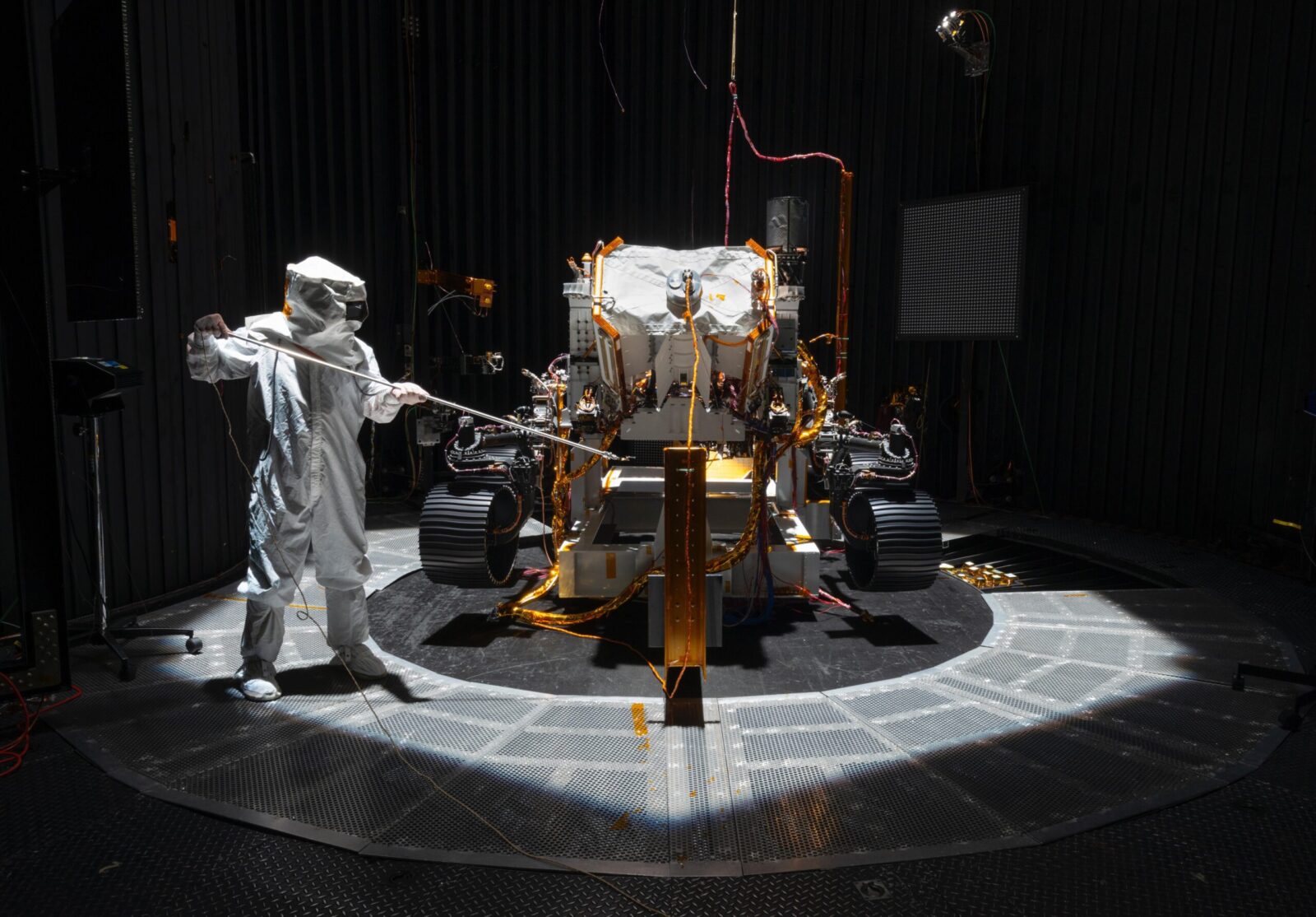 Ingegnere della JPL testa i sistemi di Perseverance. Credits: The Planetary Society