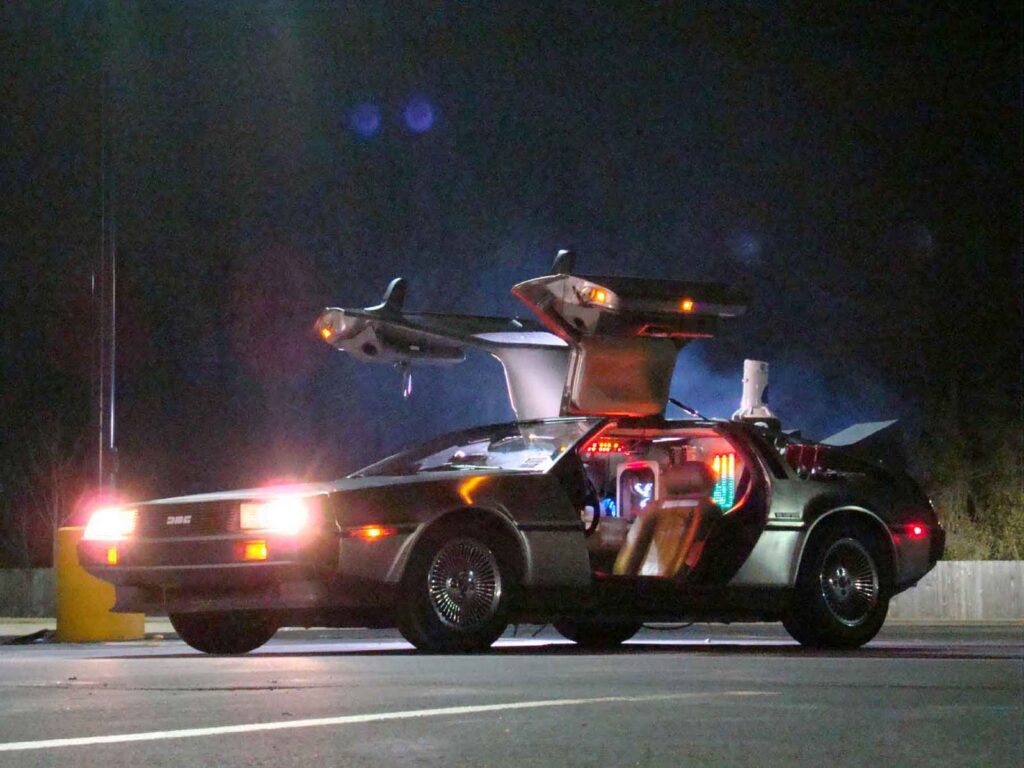 La DeLorean di "Ritorno al futuro", una delle auto volanti più famose. Credits: Film al cinema