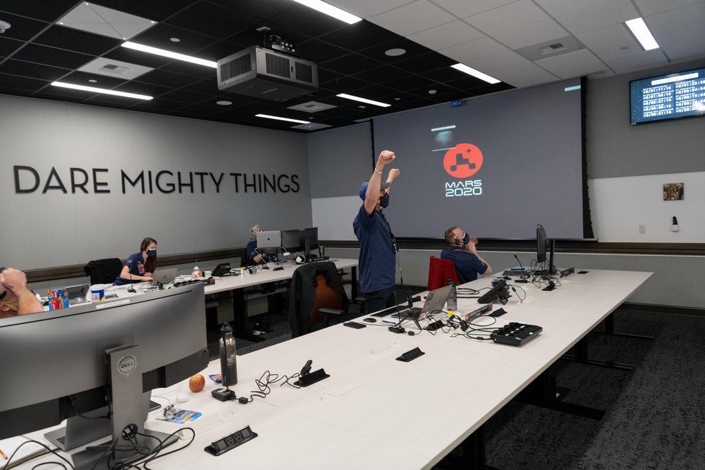 Uffici di controllo della missione Mars 2020 con il motto visibile sulla parete. Crediti: NASA/JPL.