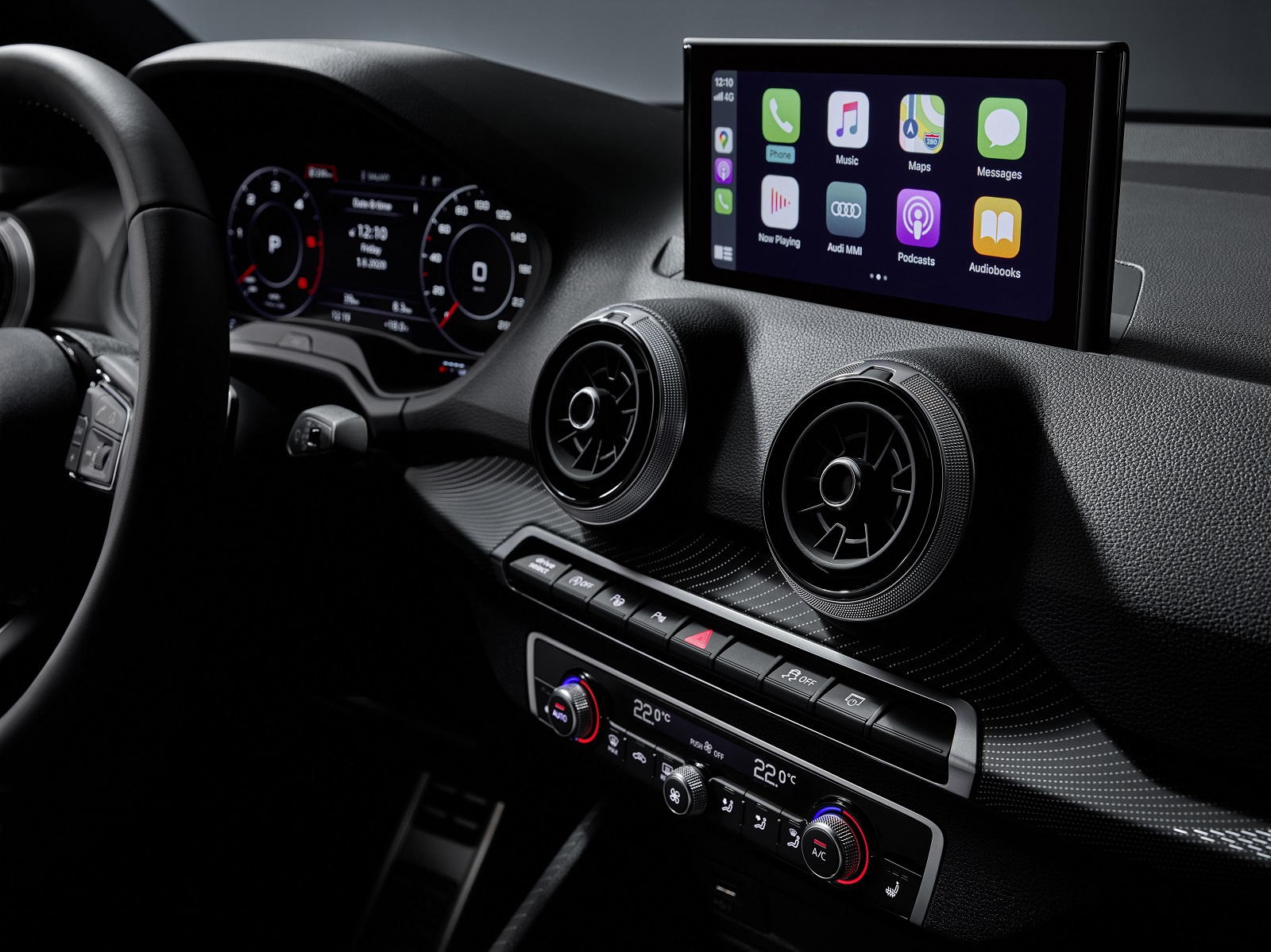 In foto alcuni dettagli riguardo il sistema infotainment causato da un display touch posto sulla consolle centrale.
