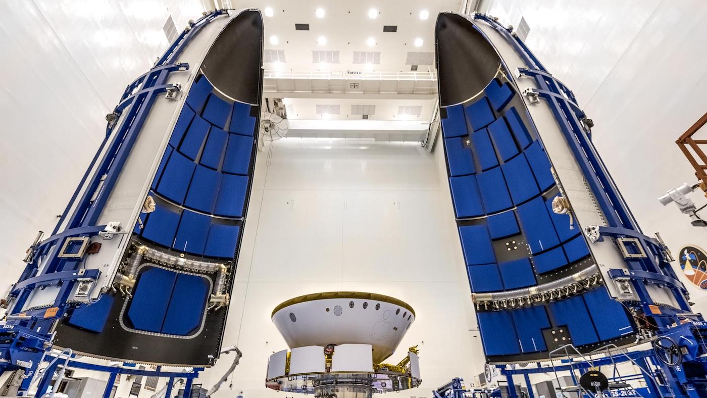 Il rover Perseverance è preparato per essere incapsulato nel razzo Atlas V. Credits: Spaceflight now