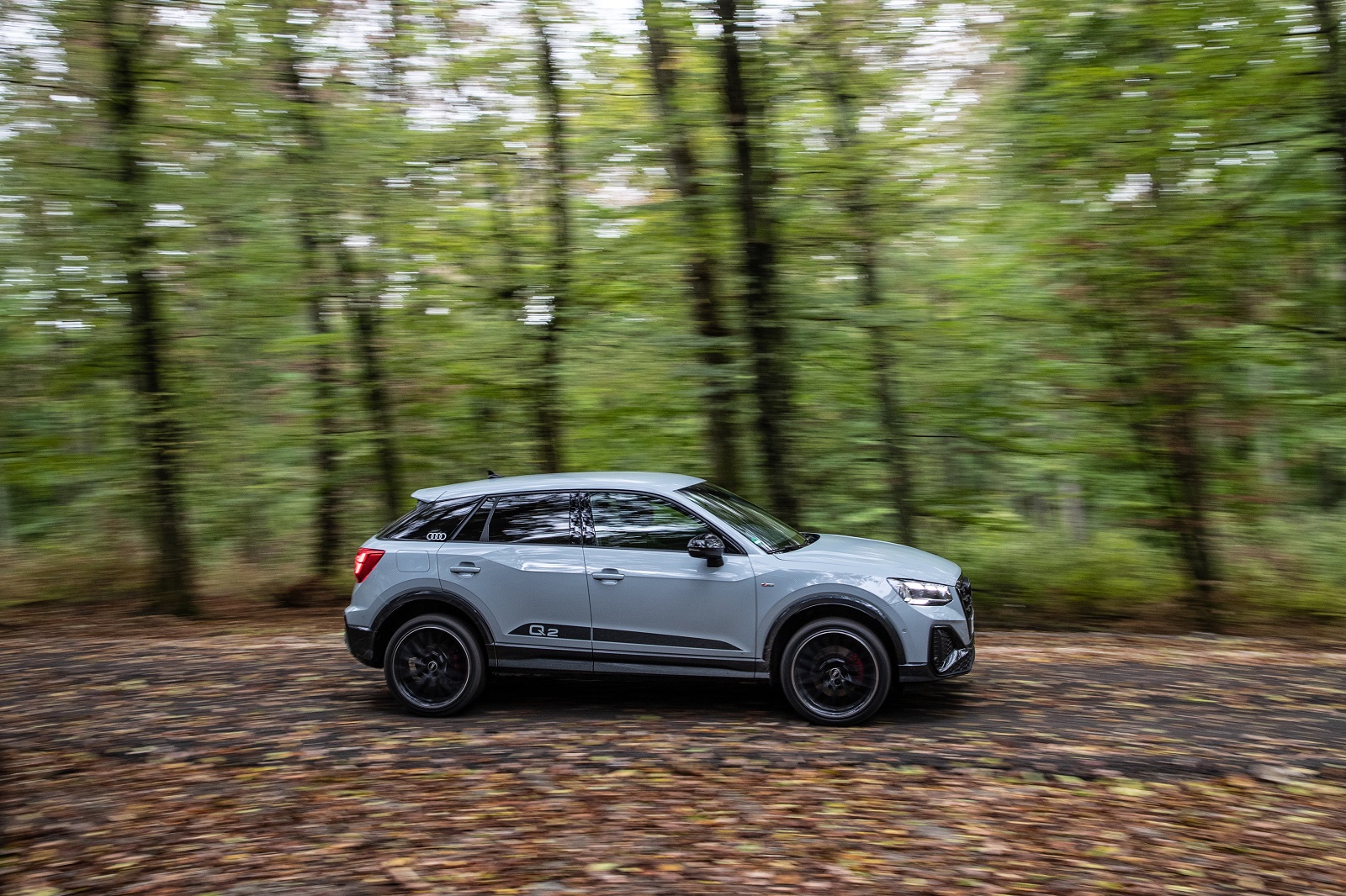 La nuova Audi Q2 2021. Il colore dell'auto in foto si chiama arrow gray