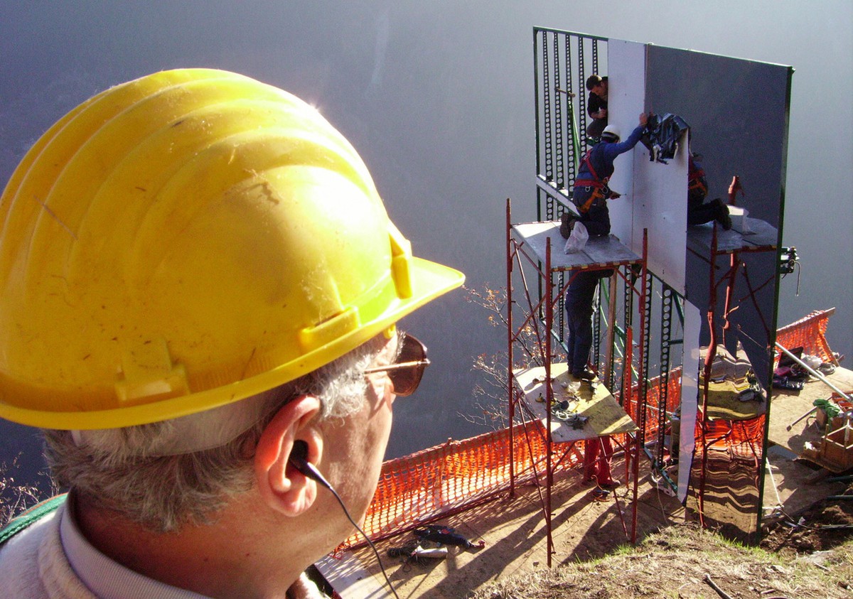 Installazione degli specchi nel villaggio italiano. PH: theatlantic.com