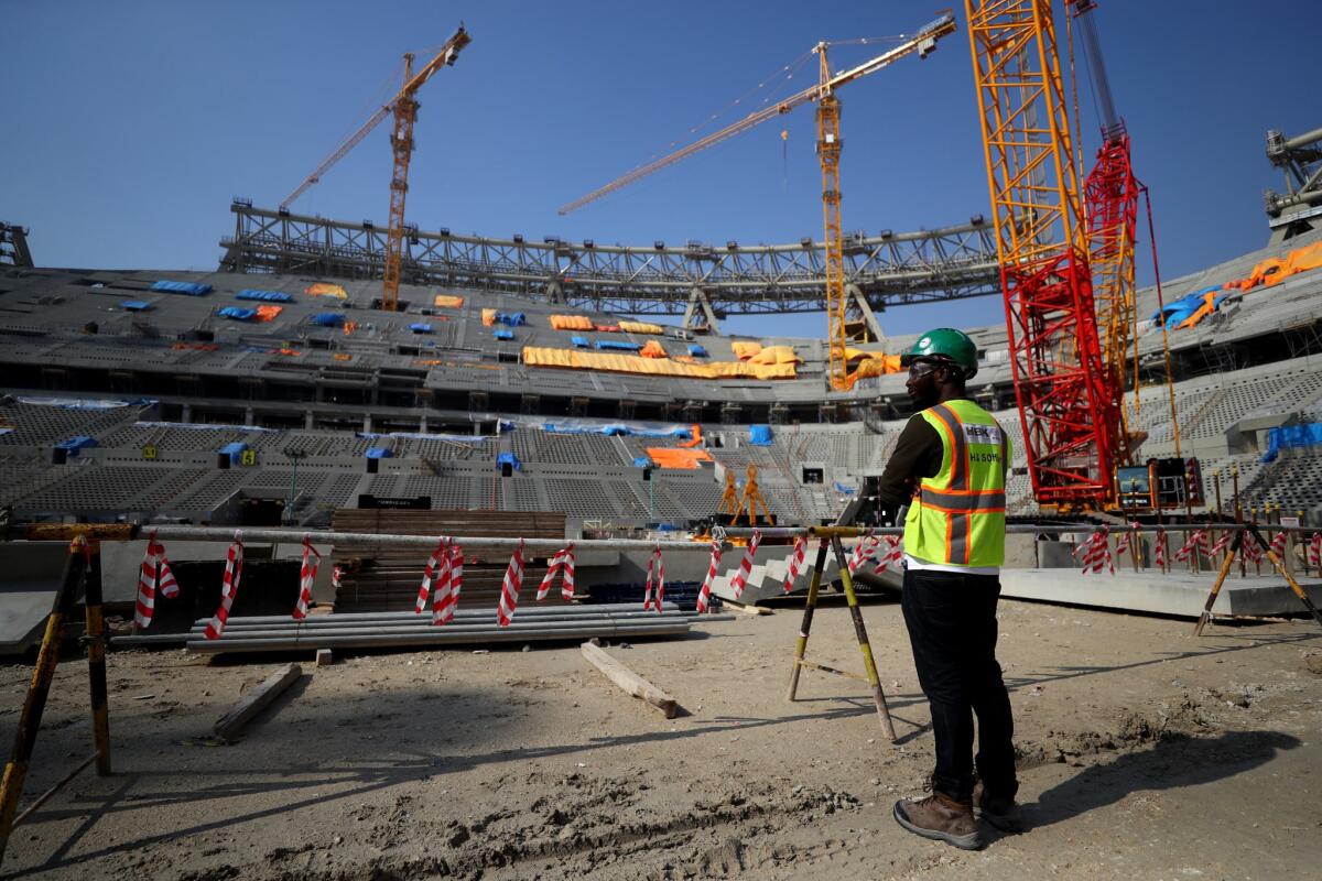 6.500 lavoratori morti sui cantieri degli stadi in Qatar - 6.500 lavoratori morti sui cantieri degli stadi in Qatar