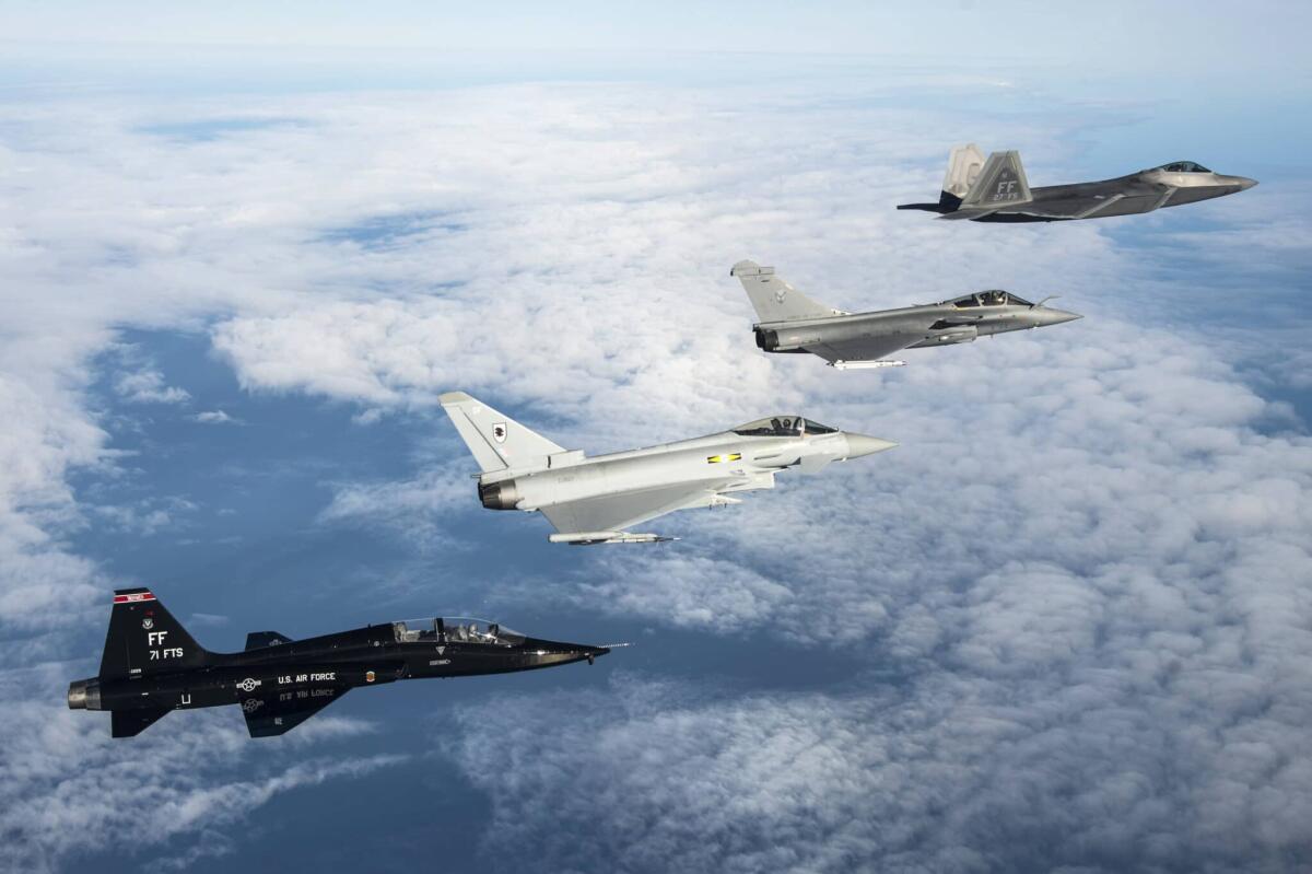 Aerodinamica di un aereo? È questione di stabilità e manovrabilità - A U.S. Air Force T-38 Talon, British Royal Air Force Typhoon, French air force Rafale and U.S. Air Force F-22 Raptor fly in formation as part of a Trilateral Exercise held at Langley Air Force Base, Va., Dec. 7, 2015. The 1st Fighter Wing hosted the 