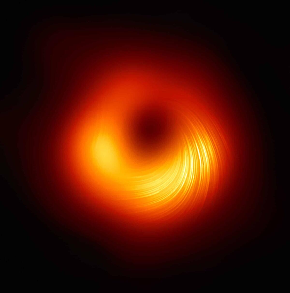 Il buco nero e il campo magnetico della galassia M87: le nuove immagini - 