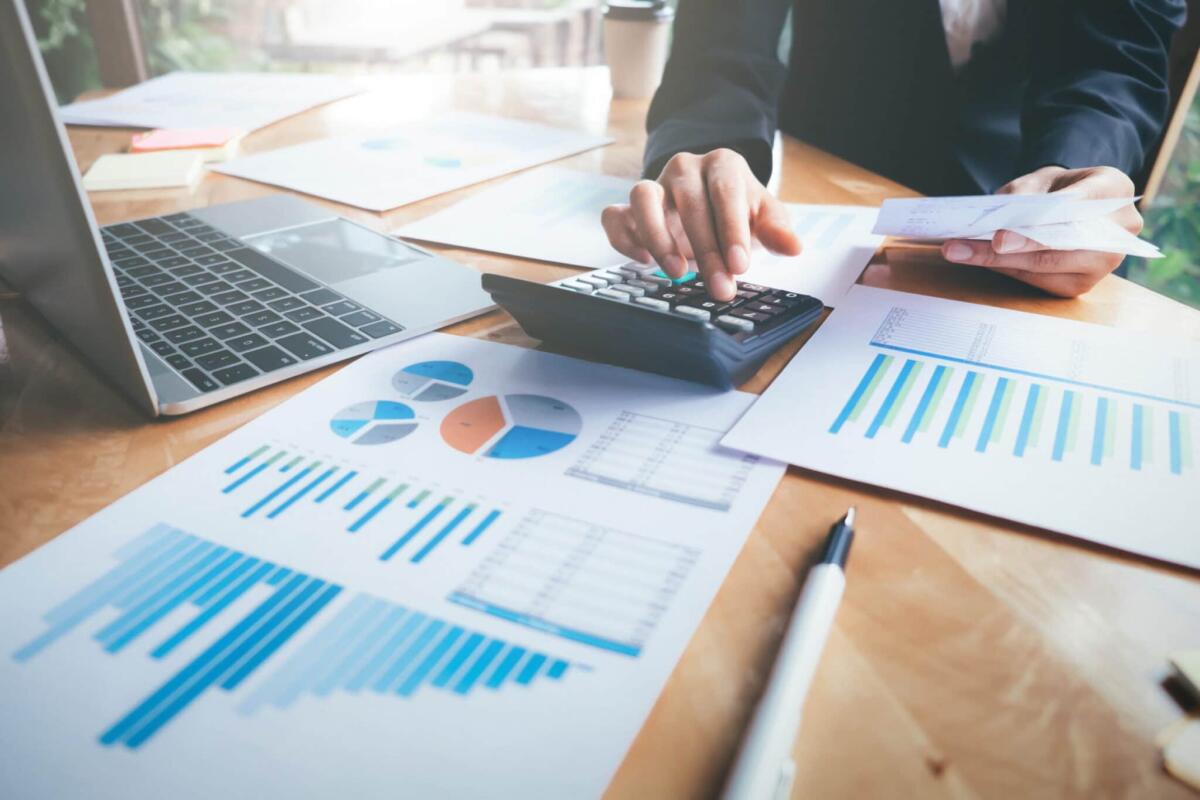 Bilancio depositato: come richiedere ed ottenere una copia - Finances Saving Economy concept. Female accountant or banker use calculator.