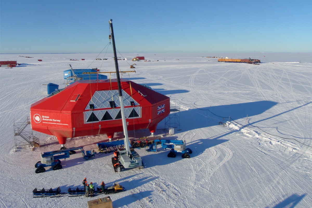 Stazione scientifica britannica Halley. La stazione è presente al circolo polare Antartico, a soli 20 km dalla frattura che ha causato il distacco della piattaforma A74. Per fortuna la crepa non dovrebbe causare alcun danno strutturale alle attività di ri
