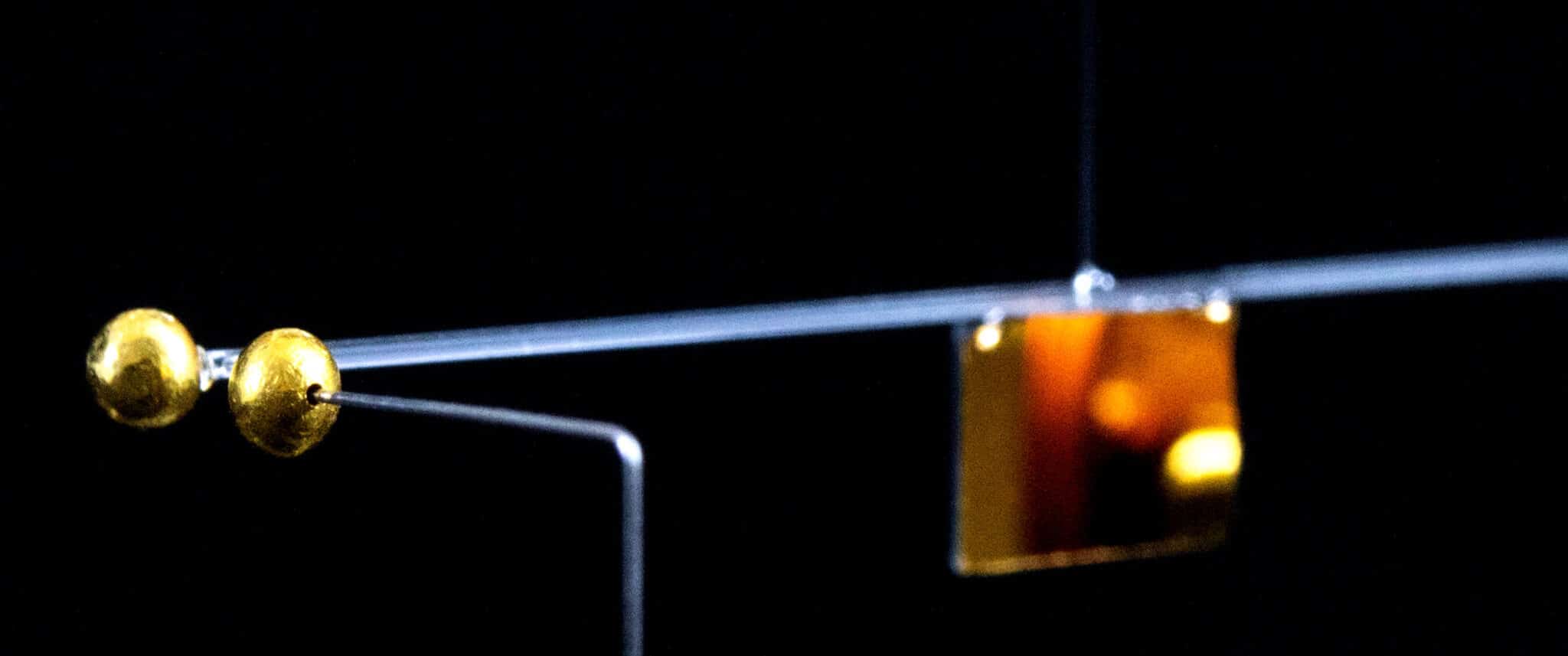 Pendolo torsionale e sfere di oro usate dal team di ricerca dell'Università di Vienna. Insieme usato per rilevare il campo gravitazionale da un oggetto assimilabile a una coccinella. Credit: Tobias Westphal, University of Vienna