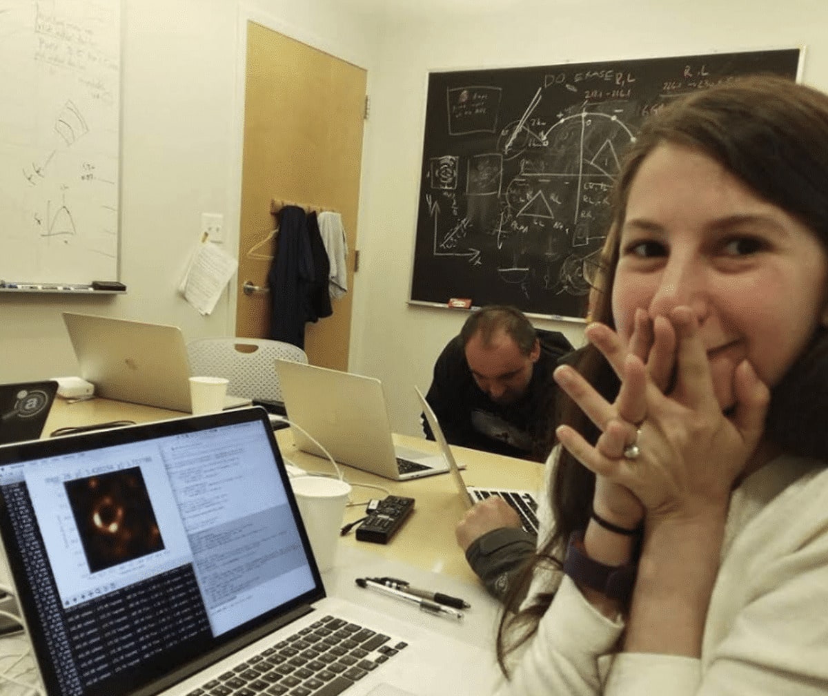 La giovane Katie Bouman, una delle scienziate coinvolte nella prima foto al buco nero. Credit: TPI