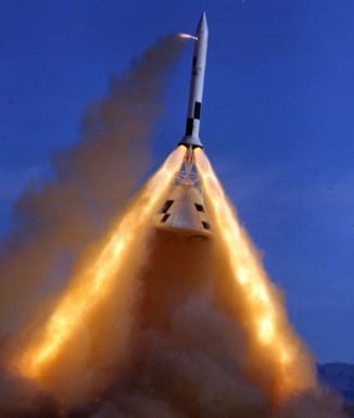 Launch Escape System del Saturn V durante un test Credits: Wikipedia