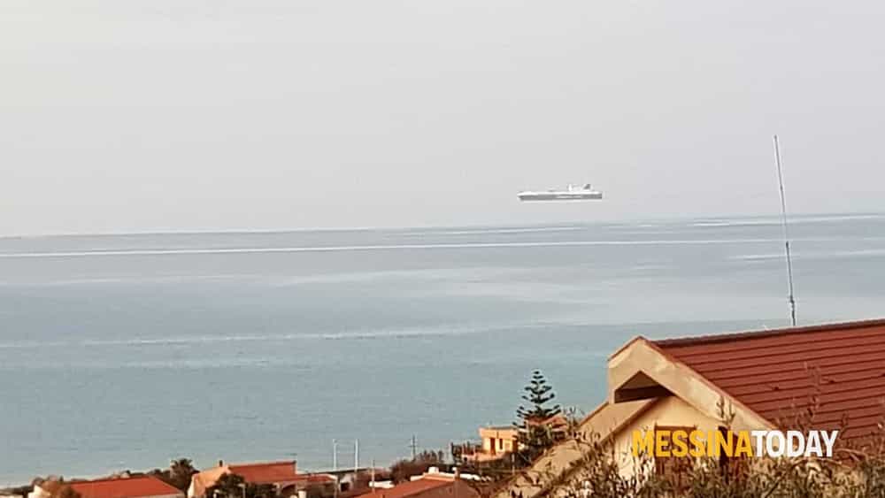 Nave galleggiante in aria sullo Stretto di Messina. Credits: MessinaToday