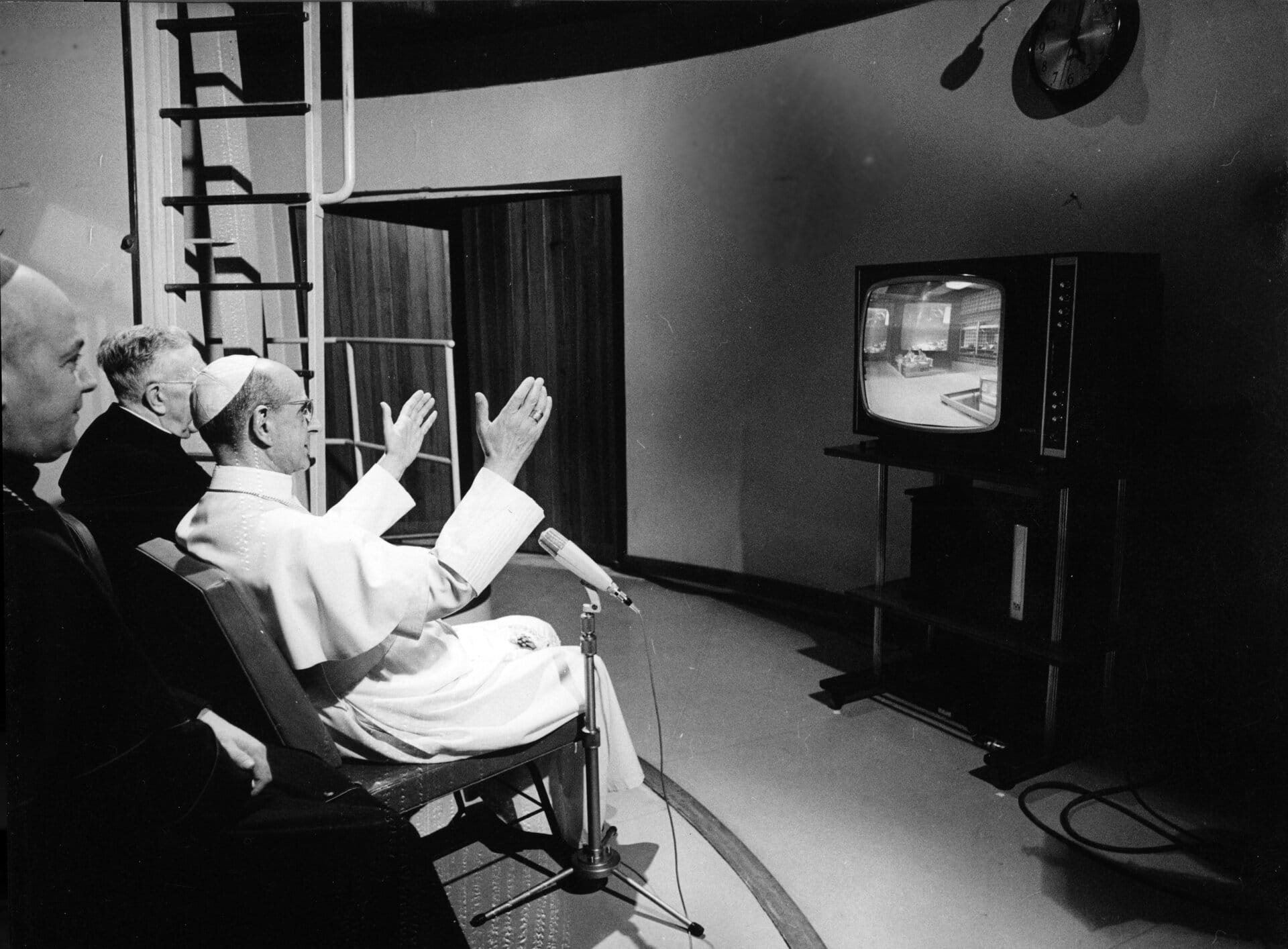 Papa Paolo VI assiste all'allunaggio di Apollo 11 in diretta tv. Credits: ESA